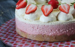 Torta mousse al cioccolato bianco e fragole vicino