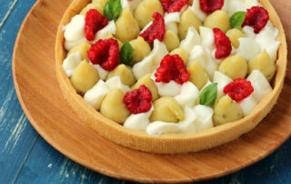 Crostata con crema al limone e basilico alto