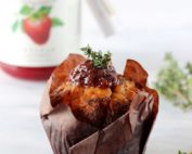 Muffins soffici all'olio d'oliva con marmellata di fragole e timo intero
