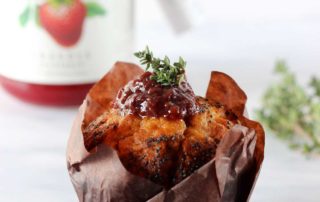 Muffins soffici all'olio d'oliva con marmellata di fragole e timo intero