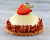 Semisfera-al-cioccolato-bianco-con-cuore-cremoso-di-fragole-intero