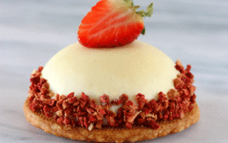 Semisfera-al-cioccolato-bianco-con-cuore-cremoso-di-fragole-intero