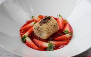 panna cotta al piatto con cioccolato e fragole orizzontale